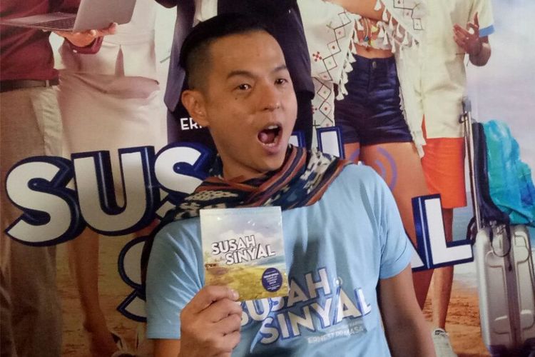 Ernest Prakasa memamerkan album soundtrack Susah Sinyal pada jumpa pers peluncuram trailer dan soundtrack film Susah Sinyal di kawasan Kuningan, Jakarta Selatan, Selasa (5/12/2017).