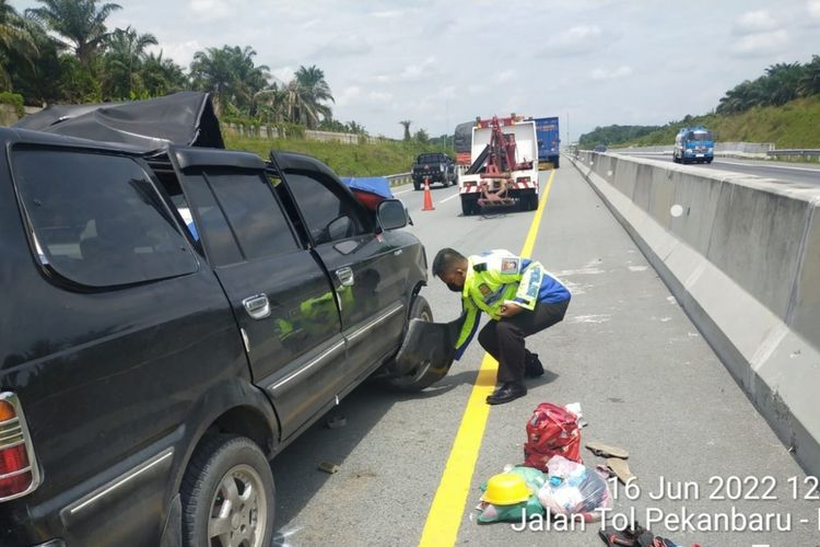 Petugas kepolisian lalu lintas melakukan olah TKP pada kasus kecelakaan mobil Kijang LGX dengan truk kontainer di Jalan Tol Pekanbaru-Dumai, Kamis (16/6/2022).