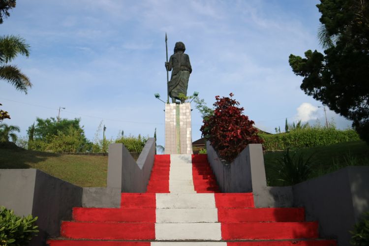 Salah satu ikon Kota Ambon, monumen pahlawan Kristina Martha Tiahahu. 
