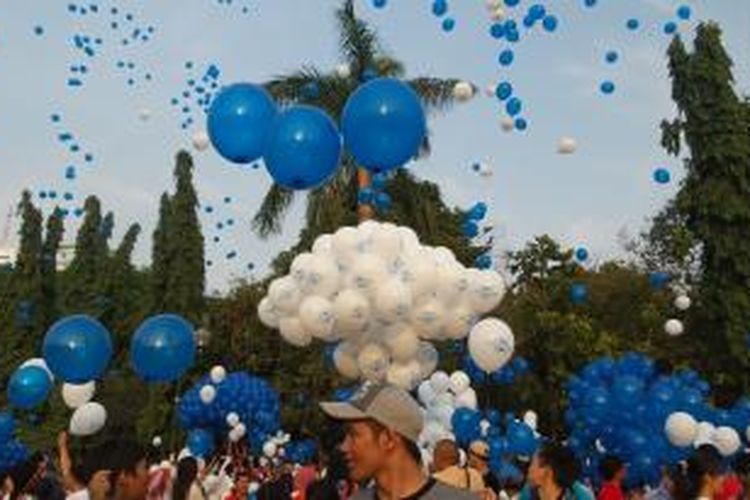 Pelepasan jalan santai #terimakasihSBY ditandai dengan pelepasan ribuan balon dari silang Monas Jakarta, Minggu (19/10/2014) pagi.