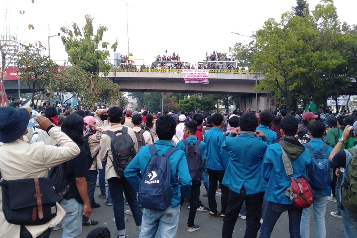 Mahasiswa teriaki massa di atas flyover Ladokgi, Jakarta Pusat  dengan seruan Hati-hati provokasi, Selasa (1/10/2019).