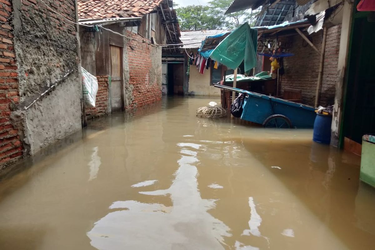 Pemukiman warga di Kelurahan Tegal Alur Jakarta Barat terendam banjir sejak kemarin, Rabu (19/1/2022).