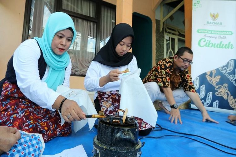 Badan Amil Zakat Nasional (Baznas) mengajak muzaki yang terdiri dari pelajar dan masyarakat umum untuk merasakan pengalaman membatik di Kampung Batik Cibuluh, Kota Bogor, Jawa Barat, Sabtu (15/4/2023). 

