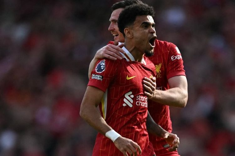 Penyerang Liverpool, Luis Diaz, merayakan gol pada laga Liga Inggris antara Liverpool dan Tottenham Hotspur di Anfield di Liverpool, Inggris barat laut pada 27 April 2025.