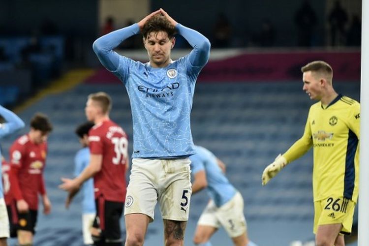 Ekspresi kecewa John Stones (tengah) pada laga pekan ke-28 Liga Inggris yang mempertemukan Man City vs Man United di Stadion Etihad, Minggu (7/3/2021).