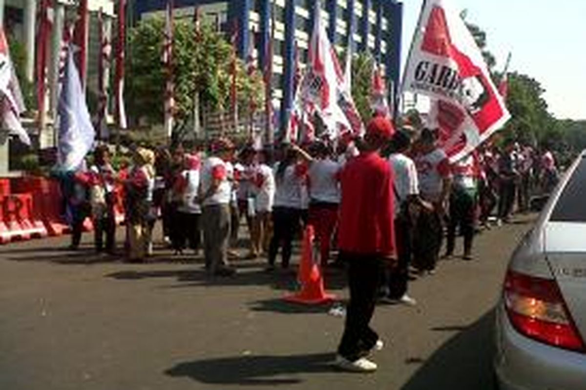 Massa Prabowo mulai beraksi di depan Mahkamah Konstitusi, Jalan Medan Merdeka Barat, Jakarta Pusat Kamis (14/8/2014)