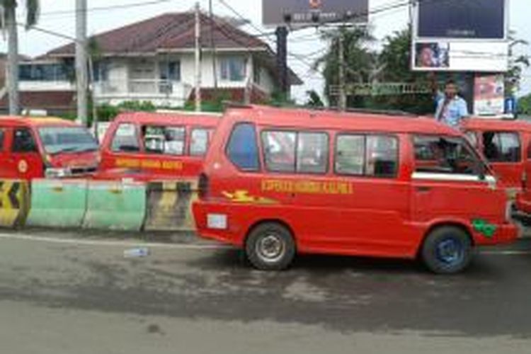Sopir angkot Koperasi Wahana Kalpika (KWK) berdemo menolak Bus Kota Terintegrasi Busway (BKTB) karena dianggap merugikan sopir angkot,Selasa (11/2/2014) di Muara Angke Raya.