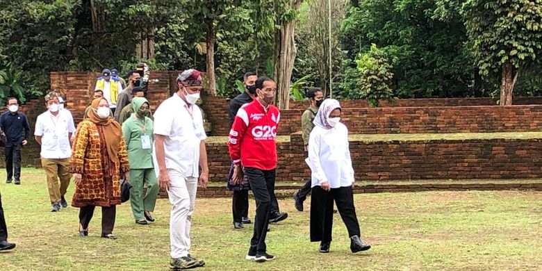 Presiden Republik Indonesia Joko Widodo berkeliling nelihat kawasan Candi Muaro Jambi, pada Kamis (7/4/2022).