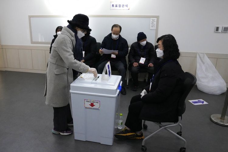 Seorang pemilih memberikan suara untuk pemilihan presiden (pilpres) Korea Selatan di tempat pemungutan suara lokal di Seoul, Rabu (9/3/2022).