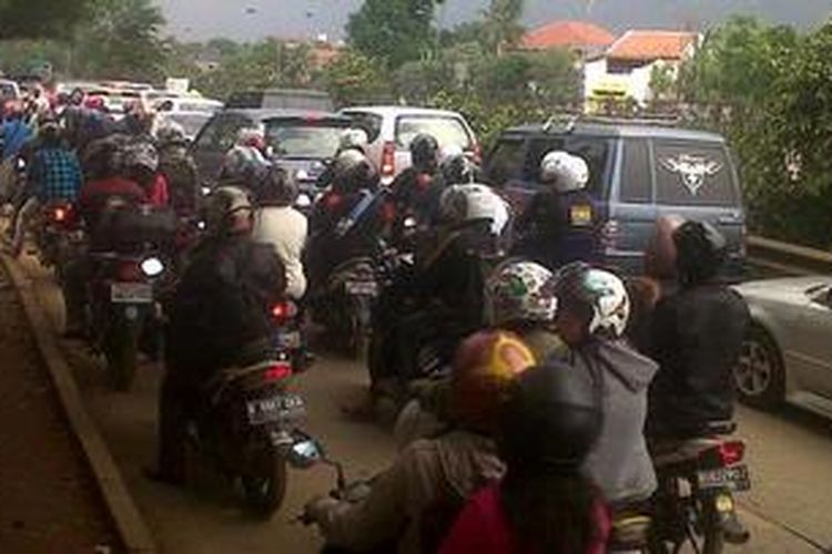 Lalu lintas di sekitar Taman Margasatwa Ragunan, Cilandak, Jakarta Selatan, Selasa (1/1/2013), mengalami kemacetan parah akibatnya banyaknya pengunjung ke lokasi wisata tersebut.