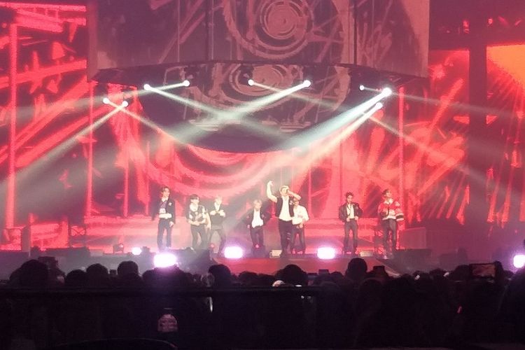 Boy group Stray Kids saat konser Maniac in Jakarta day 2, Minggu (13/11/2022).