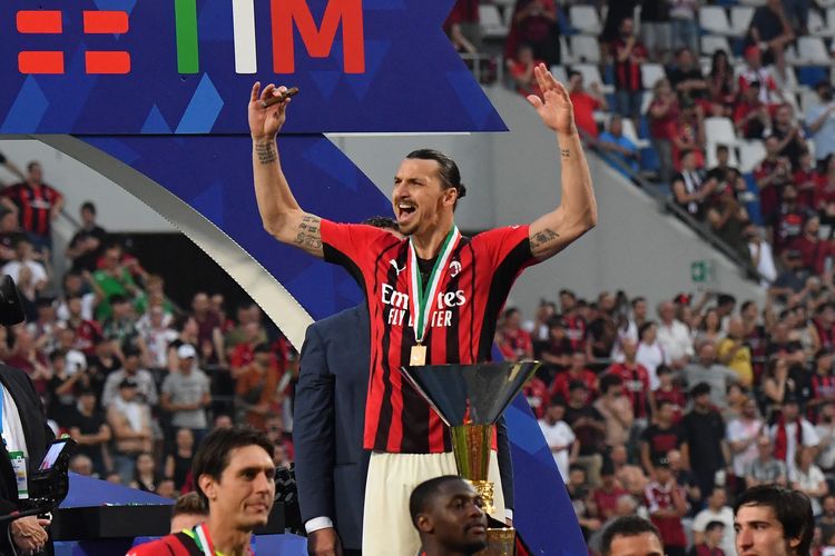 Zlatan Ibrahimovic merayakan keberhasilan AC Milan juara Liga Italia 2021-2022 pada Sabtu (22/5/2022). Terkini, Zlatan Ibrahimovic dikabarkan semakin dekat dengan saat-saat comeback setelah sempat menepi selama sembilan bulan akibat cedera.