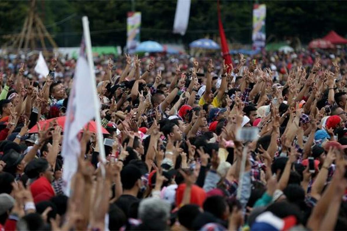 Massa pendukung pasangan Ahok-Djarot di #konserGue 2 di lapangan Ex-Driving Range Golf, Senayan, Jakarta pada Sabtu (4/2/2017) siang.