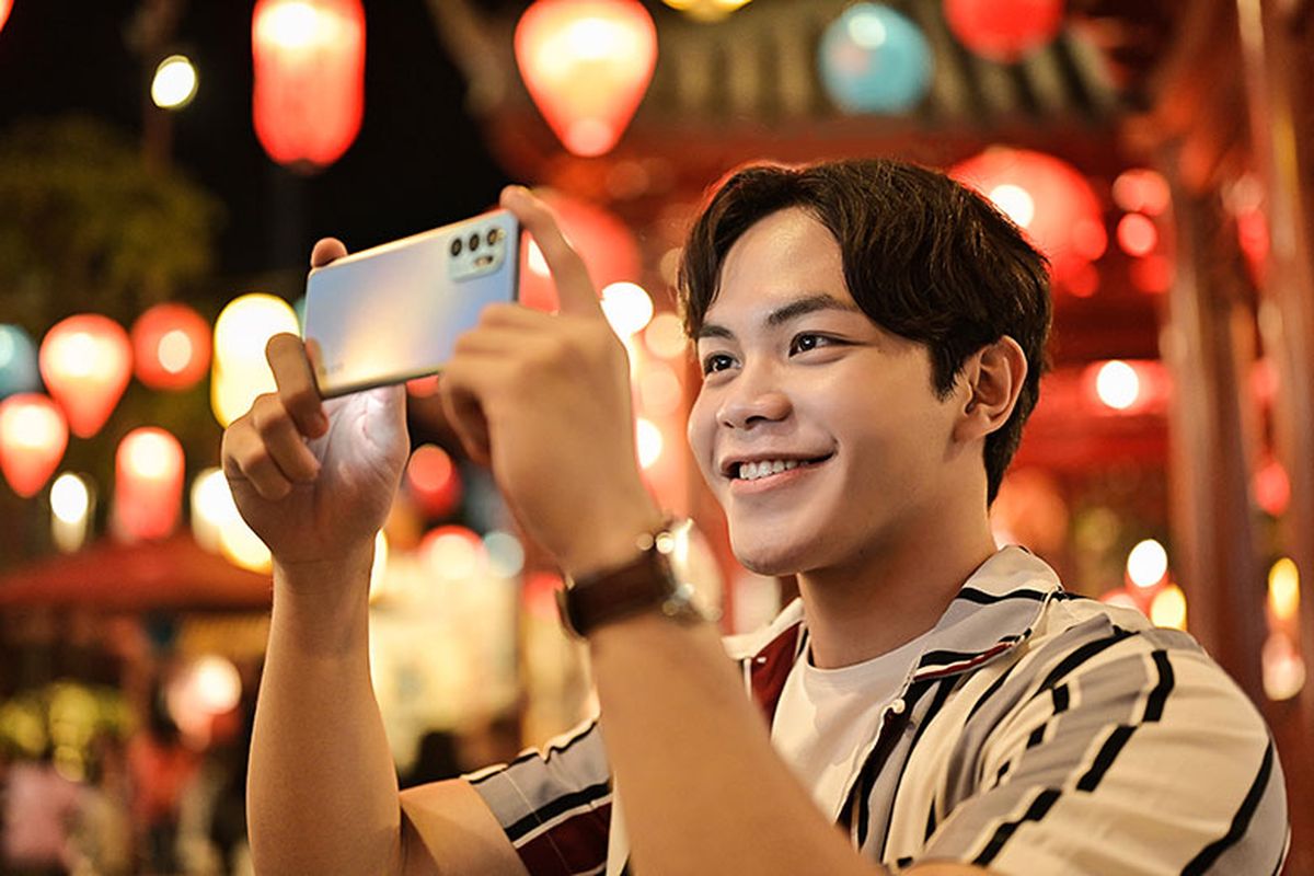 Kamera AI Oppo Reno6 dapat mengambil foto dan video layaknya profesional. 