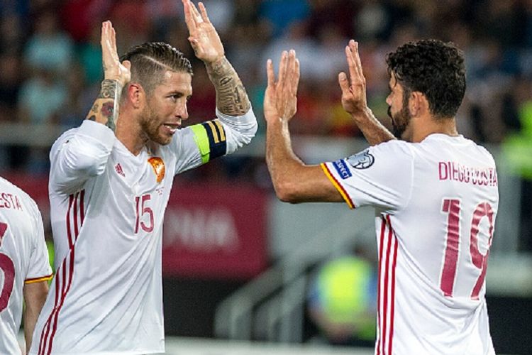 Sergio Ramos dan Diego Costa merayakan kemenangan Spanyol atas Makedonia di Philip II Arena, Minggu (11/6/2017). 