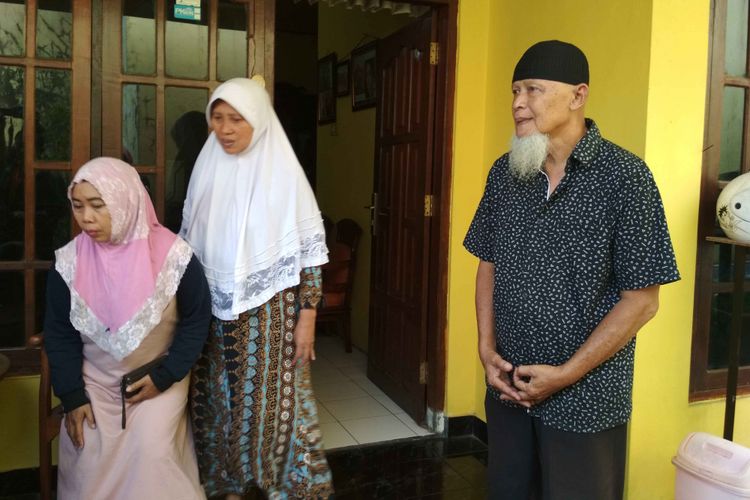 Ayah Citra Novita AP, Bambang Subagyo (kanan), saar hendak berangkat ke Jakarta untuk memastikan kondisi sang anak pascakecelakaan Lion Air JT 610, Senin (29/10/2018).