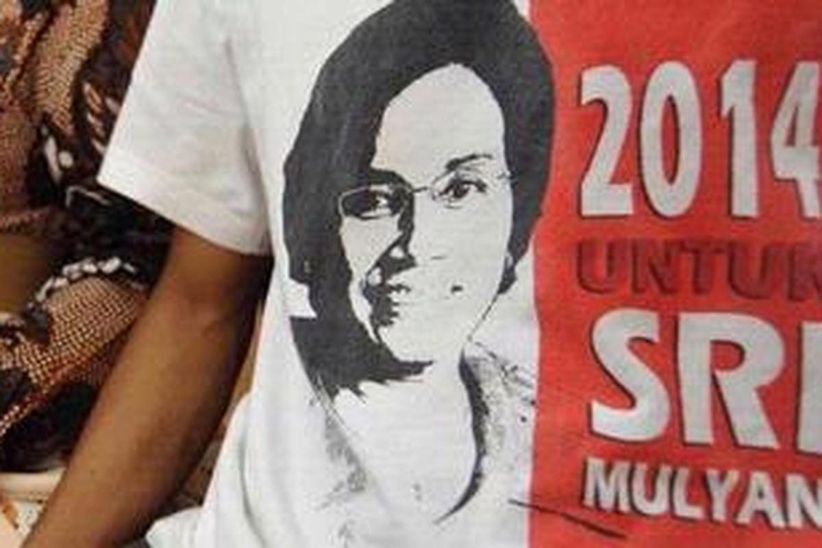 Fungsionaris Partai Serikat Rakyat Independen (SRI) melakukan pendaftaran partai politik baru menjadi badan hukum di Direktorat Administrasi Hukum Umum Kementerian Hukum dan Hak Asasi Manusia, Jakarta, Rabu (3/8/2011). Partai SRI mengusung mantan Menteri Keuangan, Sri Mulyani Indrawati menjadi calon presiden pada Pemilu 2014. 