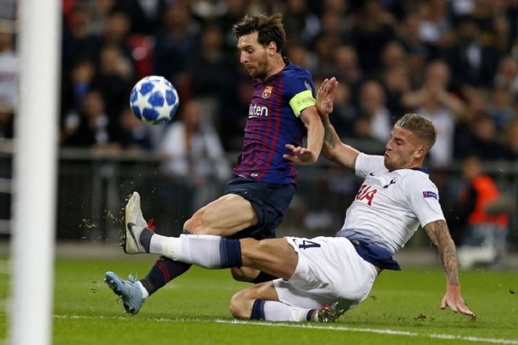 Toby Alderweireld menekel Lionel Messi saat Tottenham Hotspur vs Barcelona beradu dalam lanjutan Liga Champions di Stadion Wembley, 3 Oktober 2018. 