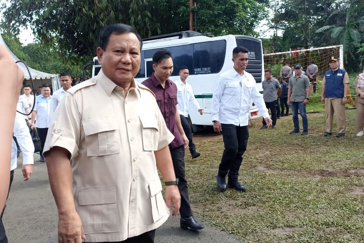 Gunakan Hak Pilih, Prabowo Mencoblos di TPS 008 Bojong Koneng Bogor