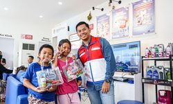 Pertamina Bagikan THR kepada Anak-Anak di Serambi MyPertamina