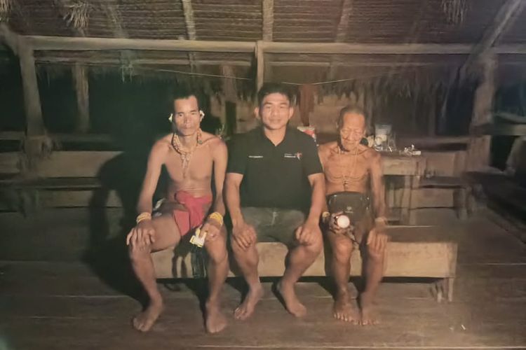 Aeri (tengah) bersama penduduk Kepulauan Mentawai, Sumatera Barat.