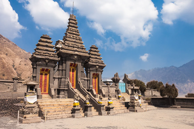 Pura Luhur Poten yang berlokasi puncak Bromo.