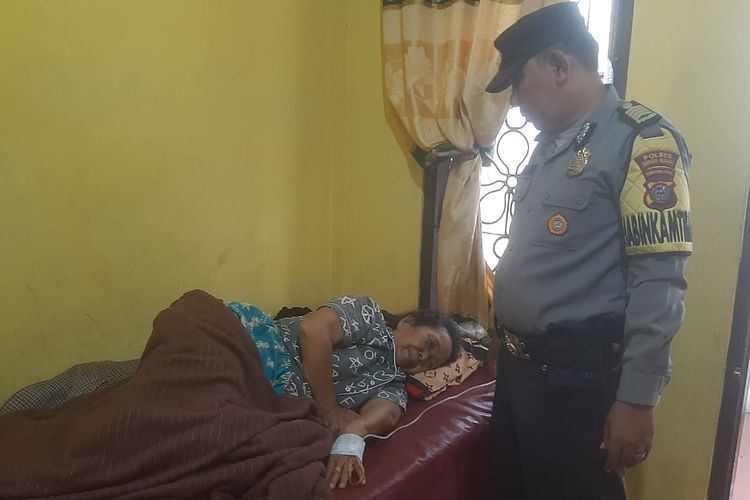 Polisi saat menjenguk warga yang keracunan makanan hajatan di Kabupaten Serdang Bedagai, Sumatera Utara, Minggu (12/5/2024).