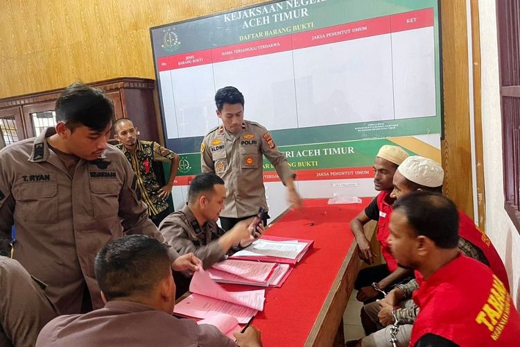 Penyidik Polres Aceh Timur, Provinsi Aceh, menyerahkan tiga tersangka kasus tindak pidana perdagangan orang imigran Rohingya ke Kejaksaan Negeri Kabupaten Aceh Timur, Jumat (16/2/2024).