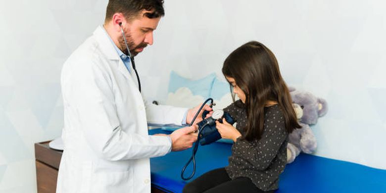 ilustrasi pemeriksaan tekanan darah pada anak.