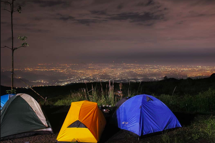 Panorama malam hari di Bukit 1000 Bintang, Kuningan, salah satu wisata dekat Bandara Kertajati