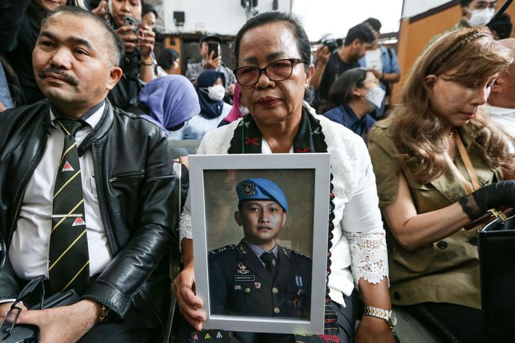 Ibu korban pembunuhan berencana Nofriansyah Yosua Hutabarat atau Brigadir J, Rosti Simanjuntak memegang foto anaknya saat hadir di sidang vonis dengan terdakwa, Ferdy Sambo di Pengadilan Negeri Jakarta Selatan, Senin (13/2/2023).
