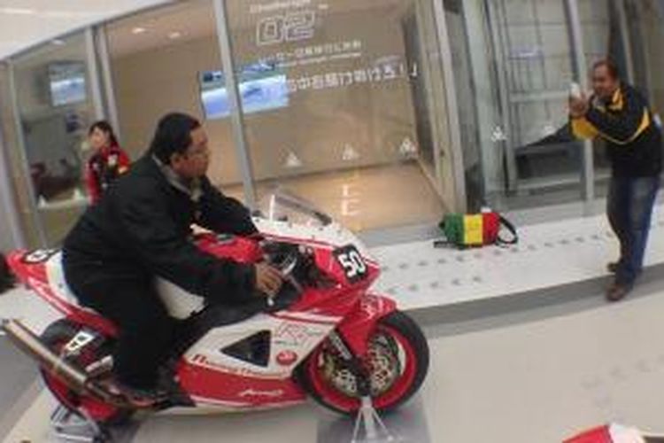 Di dalam racing theater, pengunjung bisa bergaya dengan motor gede.