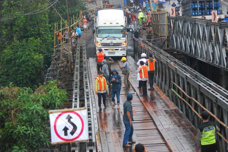 Sebuah mobil pengangkut galon air melintasi jembatan darurat dalam pelaksanaan uji coba jembatan tersebut, di Jalan Raya Bogor-Sukabumi, Kampung Cisalopa, Kecamatan Caringin, Kabupaten Bogor, Jumat (27/10/2017).