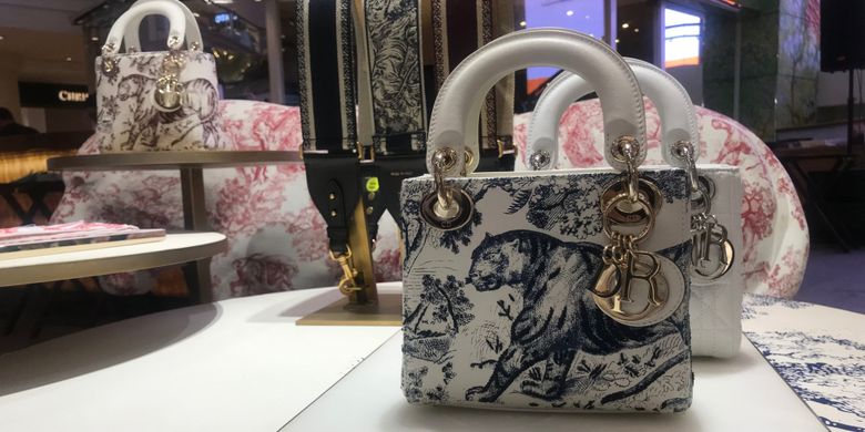 Koleksi aksesoris di butik pop-up Dior di Plaza Indonesia Jakarta.