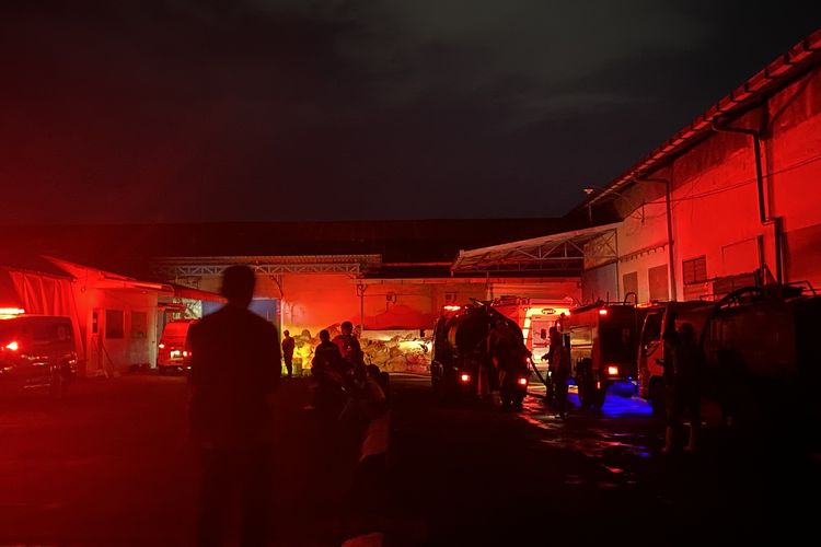 Gundang Pabrik Rokok Terbakar di Malang, 3 Jam Asap Masih Mengepul