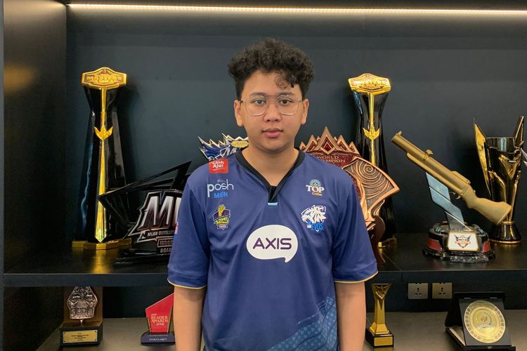 Microboy alias Nizar Lugatio saat tengah berpose di depan piala Evos Esport pada Kamis (14/7/2022).