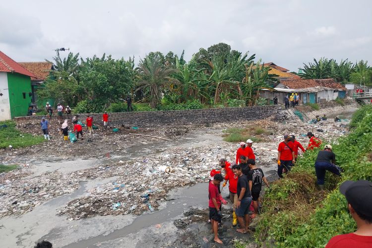 15 Ton Sampah Diangkat dari Kalimati Banyuwangi, Manyoritas Limbah Rumah Tangga