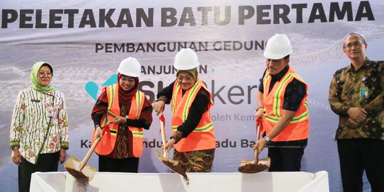 Menteri Ketenagakerjaan (Menaker) Ida Fauziyah melakukan peletakan batu pertama pembangunan Anjungan SIAPkerja di Kawasan Industri Terpadu Batang (KITB), Jawa Tengah, Jumat (5/8/2022) sore. 