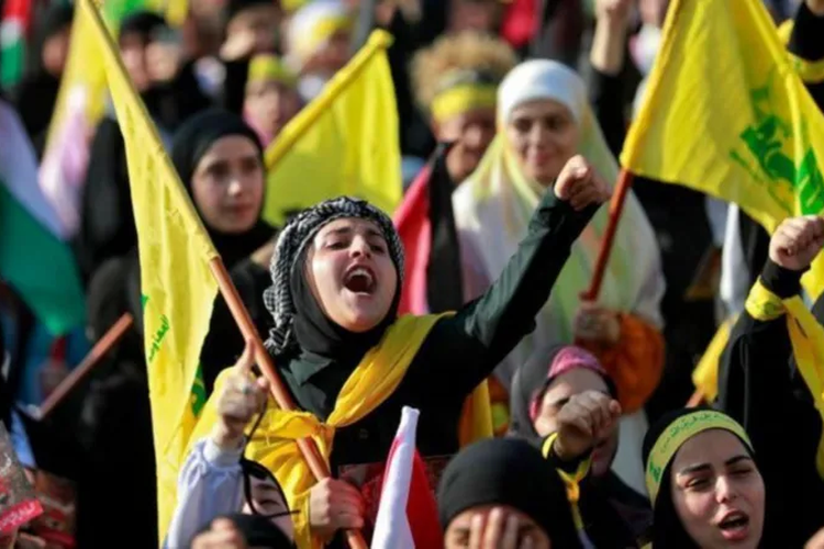 Para pendukung Hezbollah mengibarkan bendera Hezbollah dan bendera Palestina dalam aksi mendukung Palestina di Beirut, 3 November lalu.