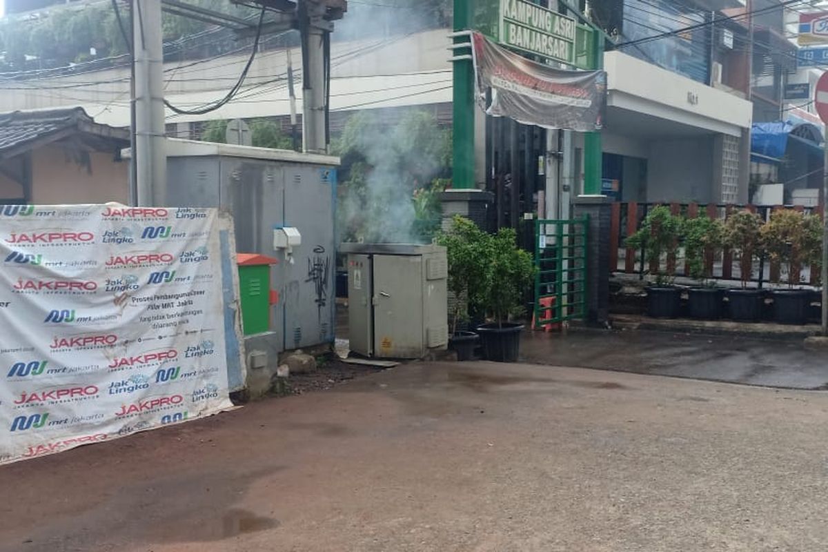 Gardu listrik di kawasan traffic light Jalan Raya RS Fatmawati terbakar, Minggu (1/11/2020)