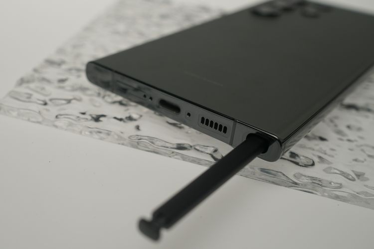 Di bagian bawah, Galaxy S23 Ultra dilengkapi kompartemen built-in untuk stylus S-Pen, grill speaker, port USB Type-C, serta laci dual SIM nano tanpa slot microSD.