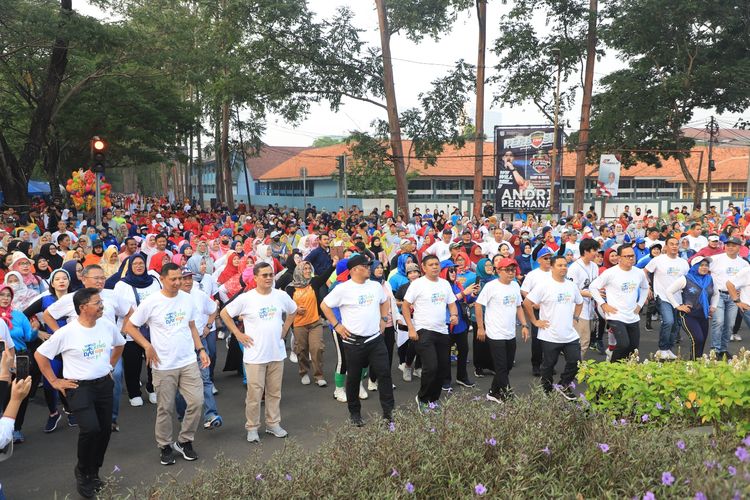 Pelaksanaan World Walking Day 2023 yang dihadiri puluhan ribu peserta di Tangerang