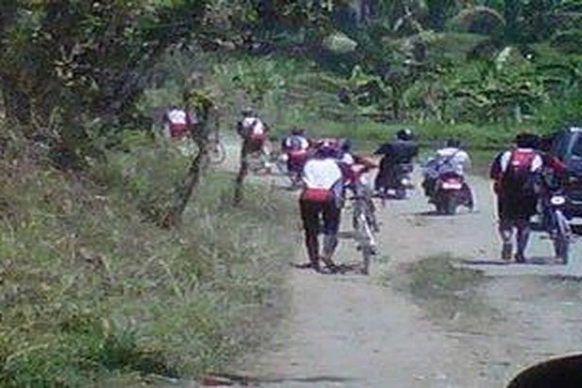  Jalur rusak di Desa Petang, Kecamatan Petang yang harus dilalui peserta Kompas Bali Bike di etape terakhir, Minggu (16/9/2012).