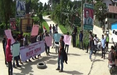 Puluhan mahasiswa dari berbagai kampus di Mamasa menggelar aksi unjuk rasa di gedung DPRD Mamasa Sulawesi Barat, Selasa (13/6). Mereka menolak penggunaan isu SARA seperti agama dan suku di Mamasa karena khawatirkan menimbulkan konflik perpecahan di tengah masyarakat.