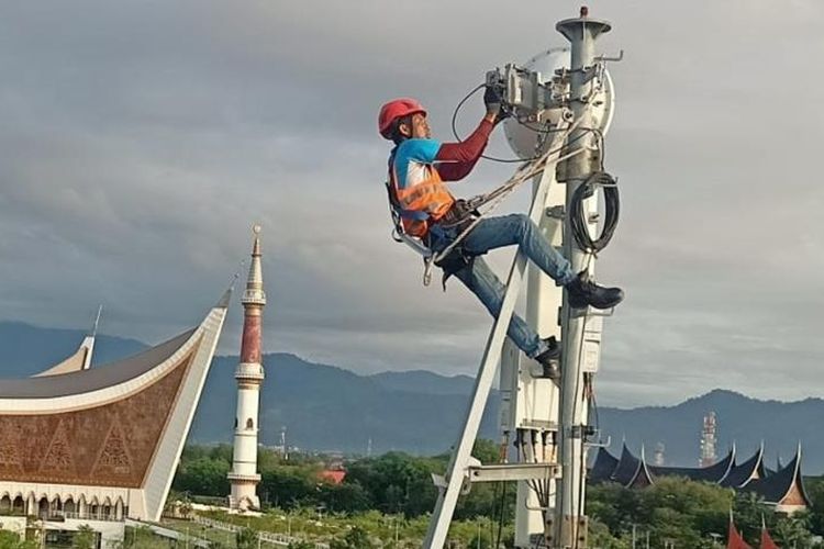 Untuk area lokasi wisata, trafik tertinggi terjadi di Jam Gadang, Kota Bukittingi, Sumatera Barat naik 43 persen.
