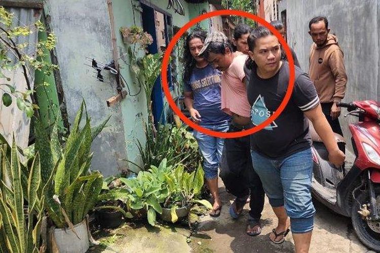 Supriadi alias Didi, pembunuh terapis pijat bernama Heni saat diamankan polisi di Medan.
