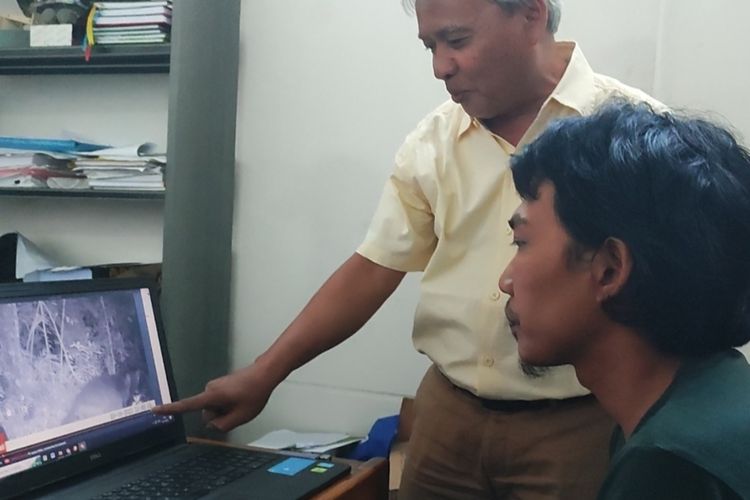 Kepala BTNGC Maman Surahman, dan Ketua Tim Pemantauan Macan Tutul, Dwi Suryana, menunjukan hasil tangkapan kamera pemantau Macan Tutul di laptop, di kantor BTNGC, Selasa (15/11/2023)