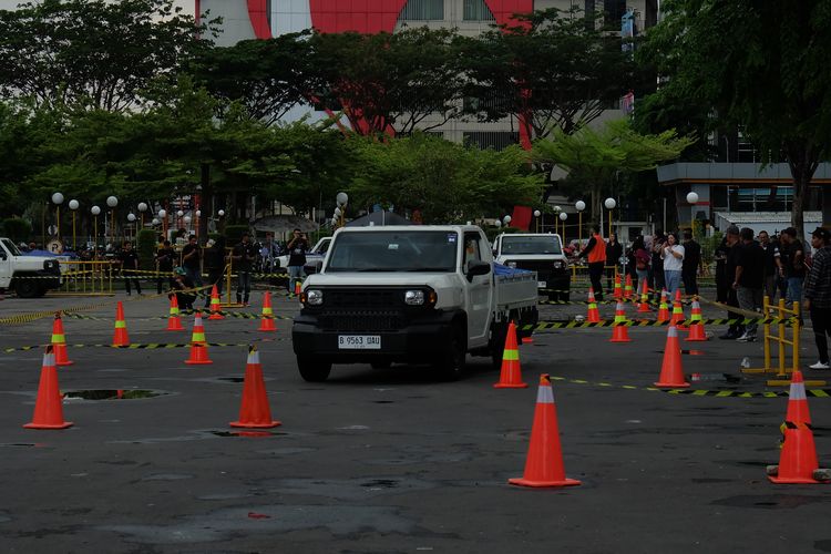 Toyota Hilux Rangga saat beraksi melakukan zig zag