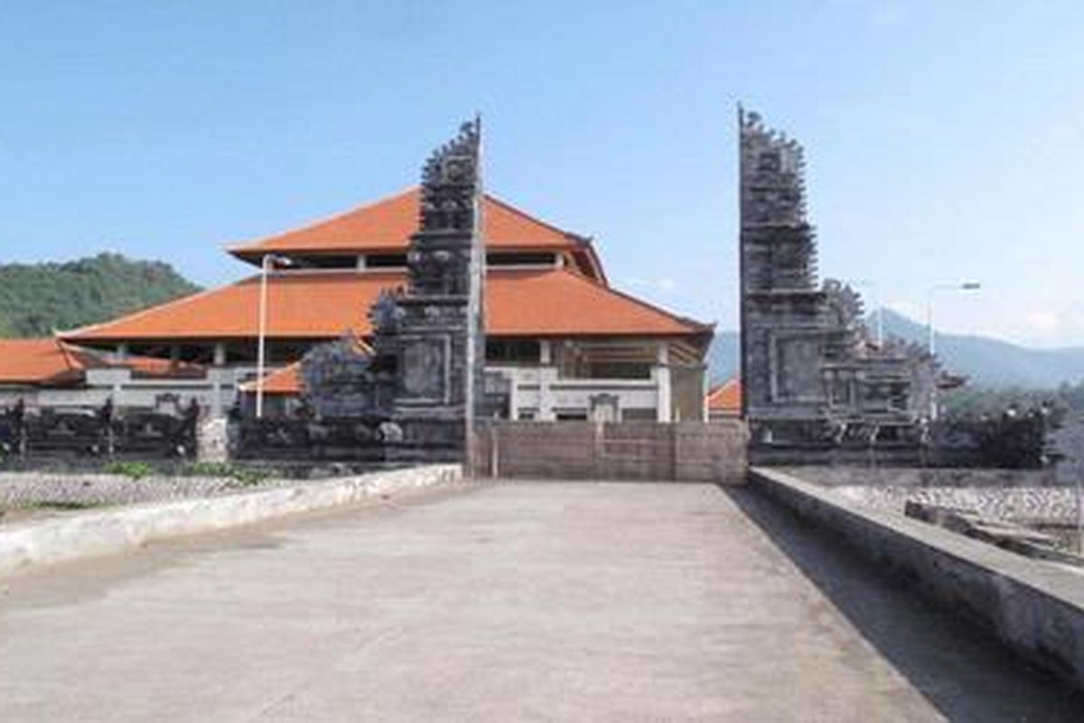 Pelabuhan Tanah Ampo, Kabupaten Karangasem, Bali, tampak dari arah dermaga seperti yang terlihat beberapa waktu yang lalu. Pelabuhan ini belum berfungsi optimal karena dermaga terlalu pendek sehingga tidak aman bagi kapal pesiar untuk bersandar.