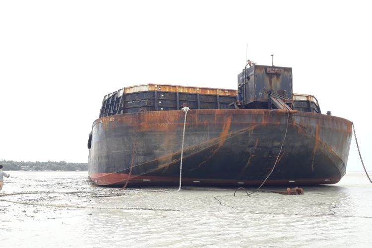 Kapal tongkang pengangkut batubara diketahui kandas di Kepulauan Masalembu Imbas angin kencang, Selasa (3/1/2023). 